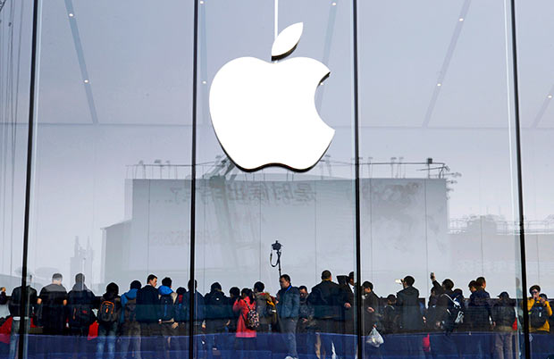 Customers gather for the opening of an Apple Store in Hangzhou, Zhejiang province, in this file photo taken January 24, 2015. 