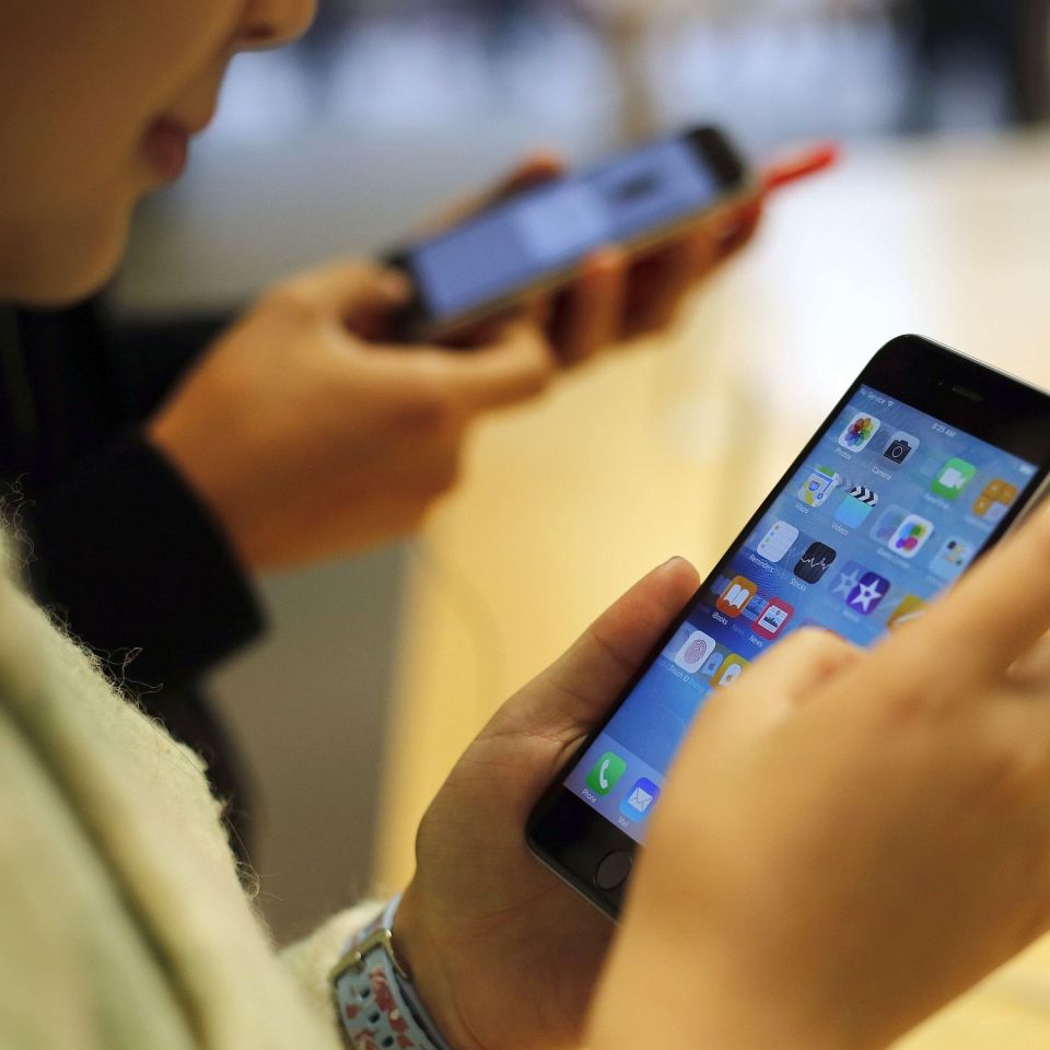 Customer tries out a new Apple iPhone 6