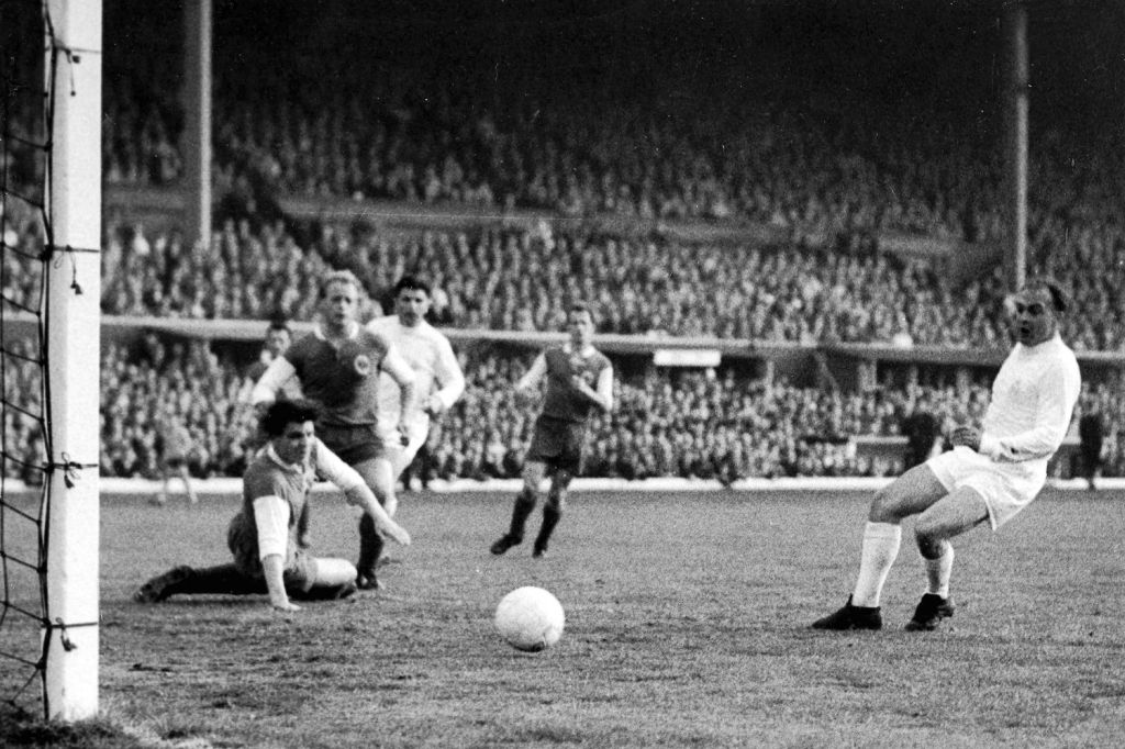 Alfredo Di Stefano makes it 1-1 against Eintracht Frankfurt, on the way to netting a hat-trick 