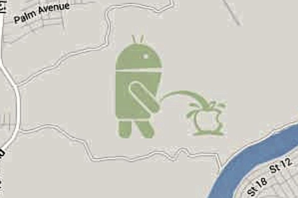 Android mascot urinates on Apple logo