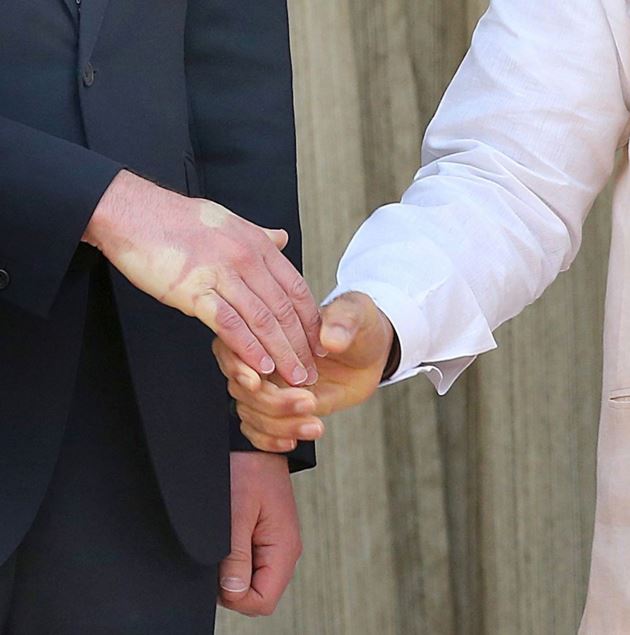 Hand to hand combat ... after his handshake with Modi, Will's mitt looked as if it had third-degree burns