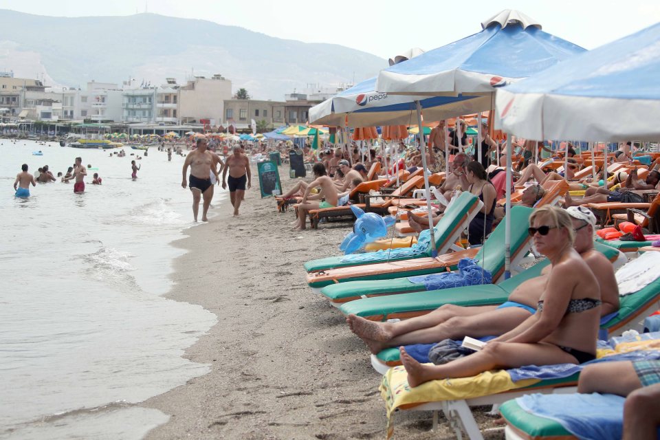 Holidaymakers have lost a day of their break on the Greek island of Kos after engineers failed to fix the problem with the Boeing 757