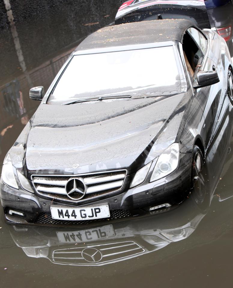 Wallington, Surrey, UK. 7th June 2016. Three people were trapped in cars after they were submerged in water following flash floods in south-east London. London Fire Brigade said it helped one person get out of their car while another two people had m