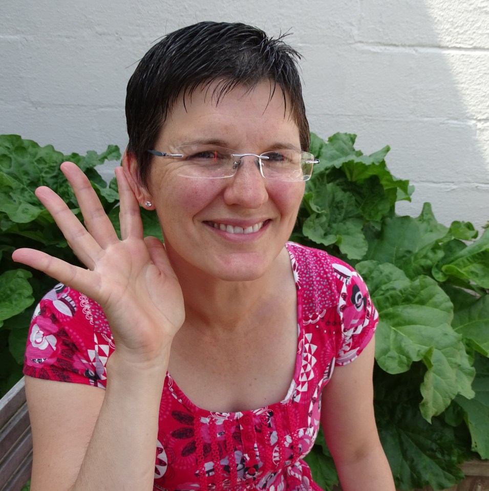 mum finds spider in her ear