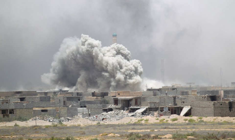 Smoke rises from clashes with Islamic State militants in Fallujah