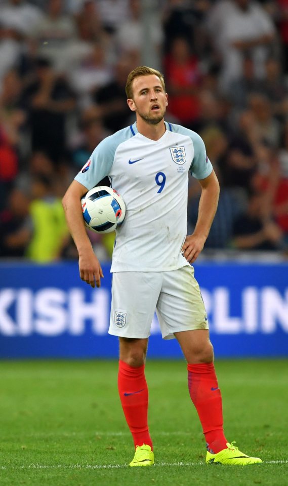 epa05358419 Harry Kane of England reacts at the end of the UEFA EURO 2016 group B preliminary round match between England and Russia at Stade Velodrome in Marseille, France, 11 June 2016. (RESTRICTIONS APPLY: For editorial news reporting purposes only. Not used for commercial or marketing purposes without prior written approval of UEFA. Images must appear as still images and must not emulate match action video footage. Photographs published in online publications (whether via the Internet or otherwise) shall have an interval of at least 20 seconds between the posting.) EPA/PETER POWELL EDITORIAL USE ONLY