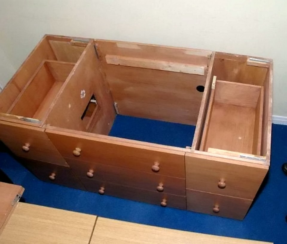 The gang had their own desk where a man could hide and swap the genuine and fake notes in the drawers as the deals went on