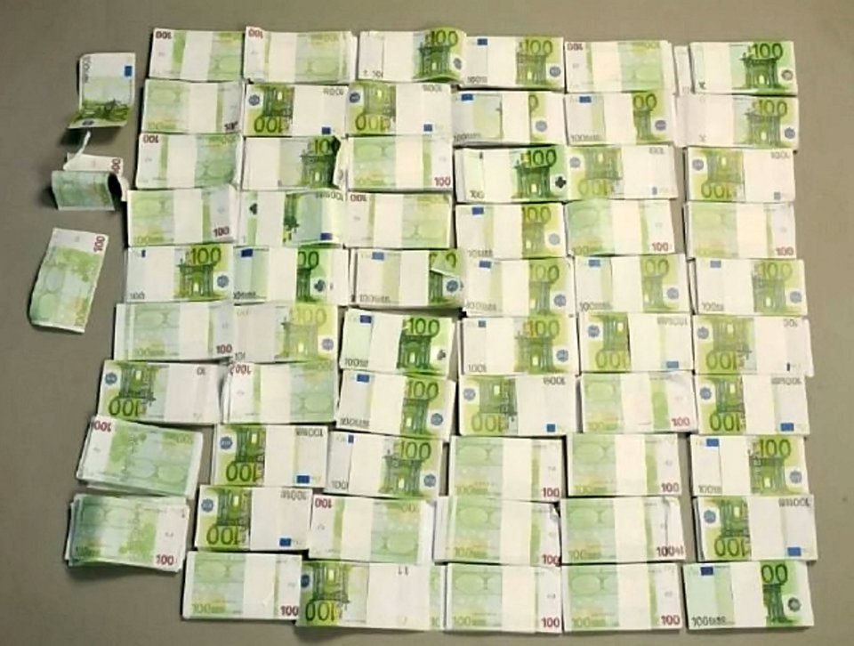 Real euros were switched for bundles of fake notes with “facsimile” written on them – concealed by paper bands on the outside