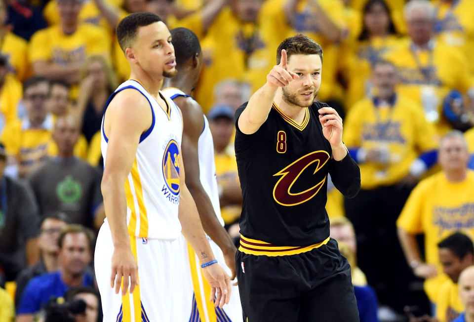 Cleveland Cavaliers guard Matthew Dellavedova (R) reacts to a play against Golden State Warriors guard Stephen Curry 