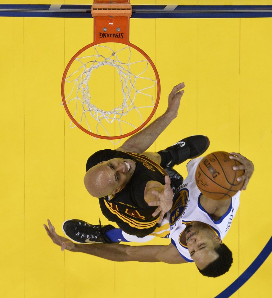 Cleveland Cavaliers' forward Richard Jefferson (L) tries to block out Golden State Warriors' guard Shaun Livingston (R)