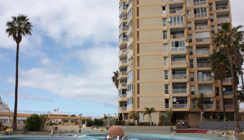 A 22 Yr old Irish woman has died after falling from Tower block of apartments balcony whilst on holiday in Tenerife.