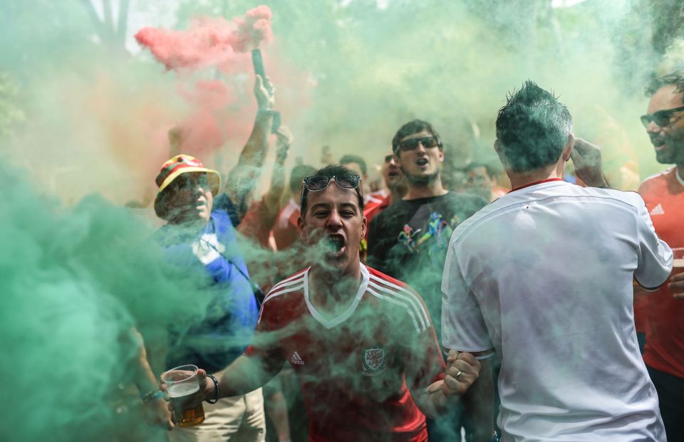 Wales' supporters cheer downtown Toulous
