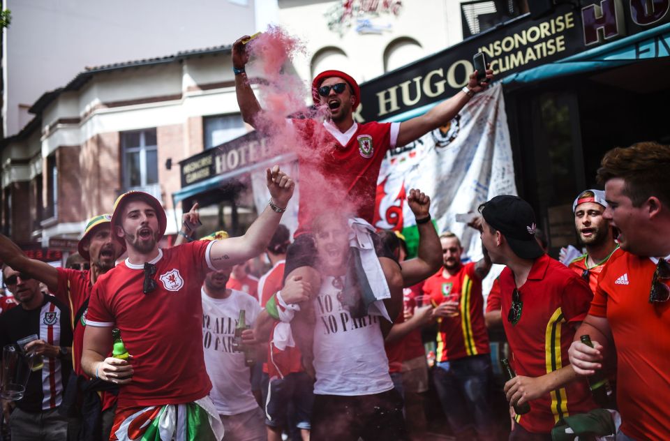 Wales' supporters cheer downtown Toulous