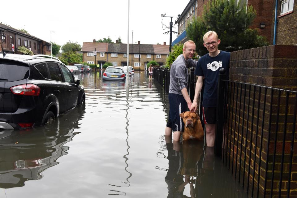 London, UK. 23th June 2016. UK Weather: Heavy rain causes flooding in Canning Town. ¿ ZEN - Zaneta Razaite / Alamy Live News