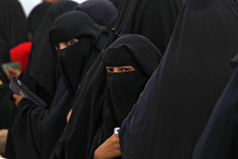 Yemenis receive Iftar food to break Ramadan fast