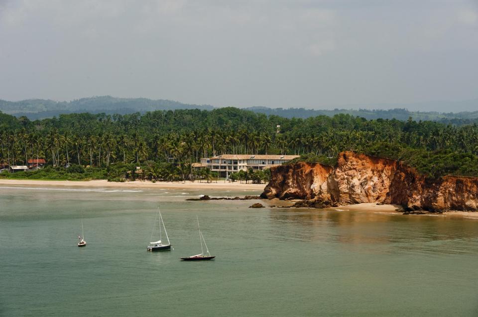 F0A6CB View of bay of Weligama, Indian Ocean and cliffs, Sri Lanka
