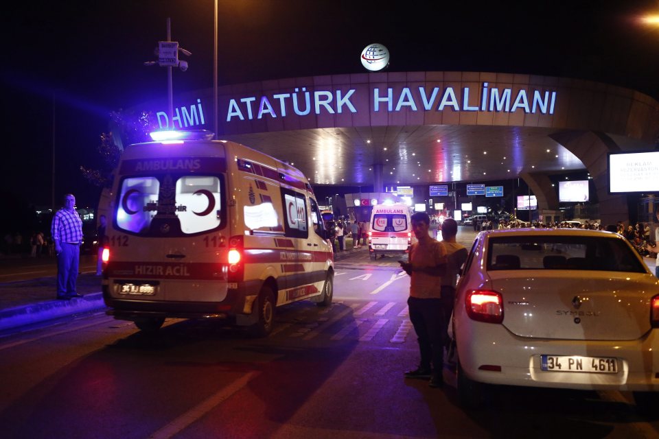 epa05396878 Turkish police block the road after an suicide bomb attack at Ataturk Airport in Istanbul, Turkey, 28 June 2016. At least 10 people were killed in two separate explosions that hit Ataturk Airport. EPA/SEDAT SUNA