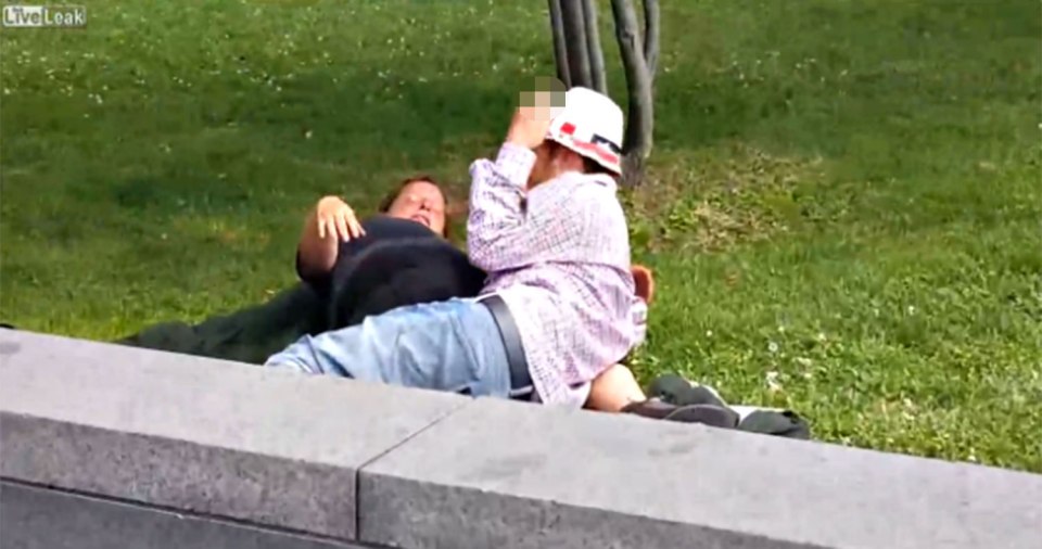 couple sex new york park 