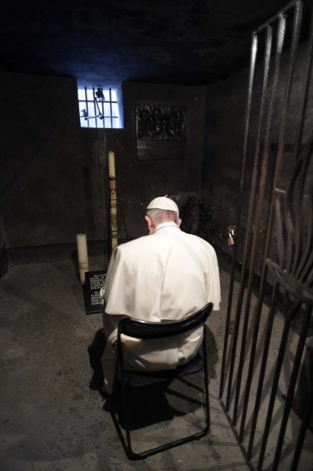 epa05447033 A photo provided by the Vatican newspaper Osservatore Romano of Pope Francis praying in the dark underground prison cell at Auschwitz of a Catholic saint, Maximilian Kolbe, a Polish Catholic friar who sacrificed his own life during the war to save the life of another man, 29 July 2016. EPA/OSSERVATORE ROMANO HANDOUT EDITORIAL USE ONLY/NO SALES