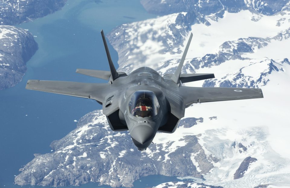 F-35 Lightning stealth jet arrives in Britain