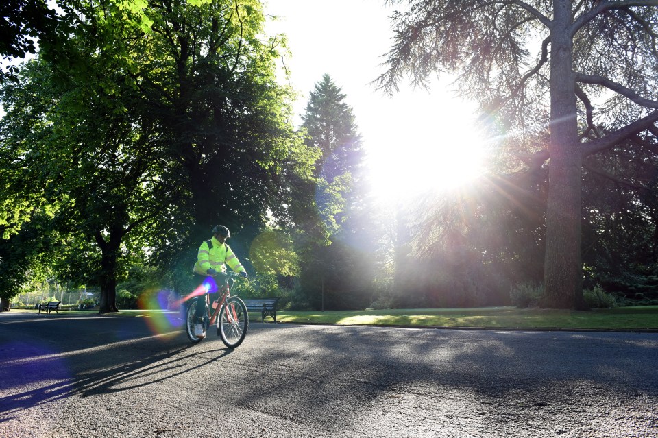 On Monday Brits can expect temperatures to hit 29 degrees, and it will be even hotter on Tuesday with 33 and 34