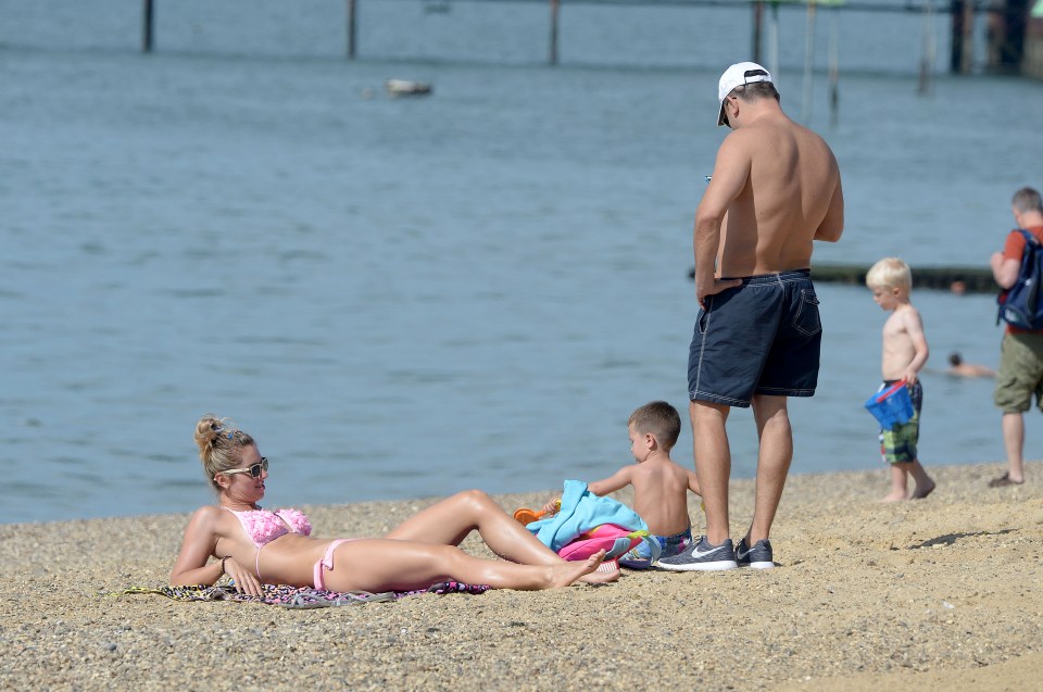 Brits have been basking in the beautiful sunshine on Southend Beach today as the heatwave continues