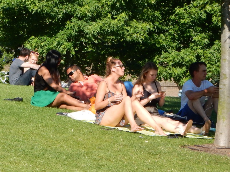 Londoners will be making the most of the good weather while it lasts as temperatures are set to drop to the mid 20s by the weekend