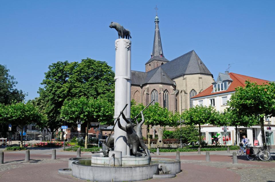 Dragon's Fountain, St Mary Magdalene Church, market square, Geldern, Lower Rhine region, North Rhine-Westphalia, Germany