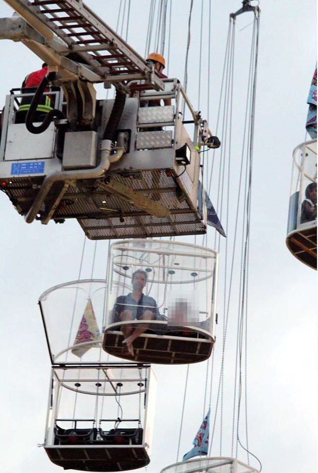 Fire crews raced to free those trapped on a ride on Londonˈs South Bank last night