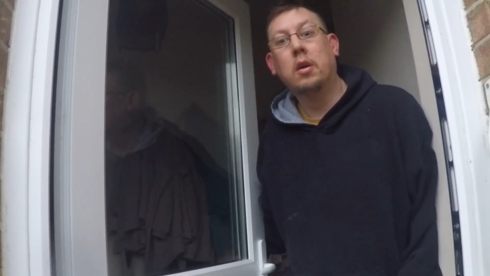 Paedophile hunters confront predator who sent pic of his penis to fake 13-year-old girl swns.00_00_08_18.Still003
