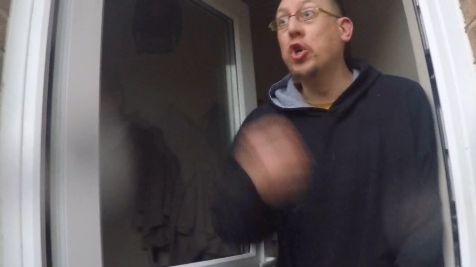 Paedophile hunters confront predator who sent pic of his penis to fake 13-year-old girl swns.00_01_51_07.Still010