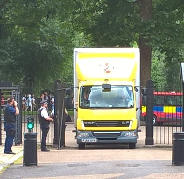 Removal van Downing Street