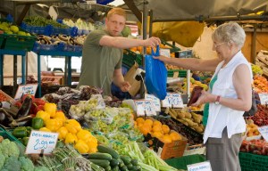Shoppers demand stores should be allowed to go back to using pounds and ounces after Brexit