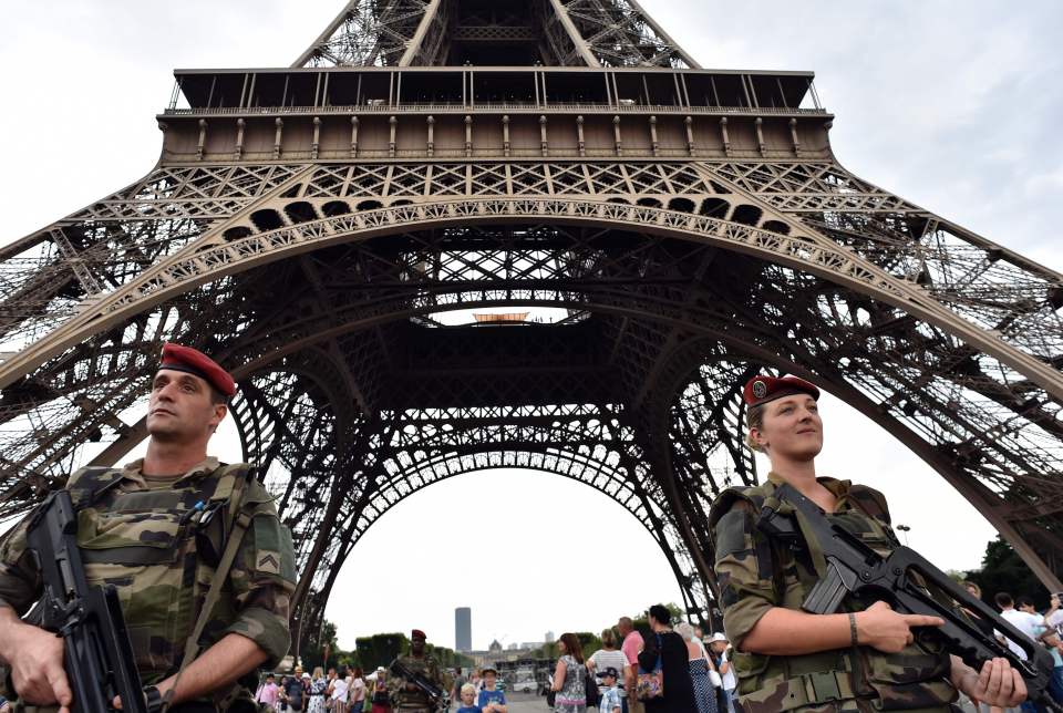 Armed French soldiers of the 35th RAP (3