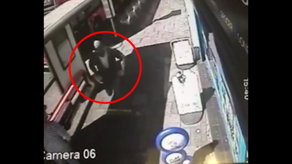 The man comes running back around a minute later with what appears to be a knife in his hands 