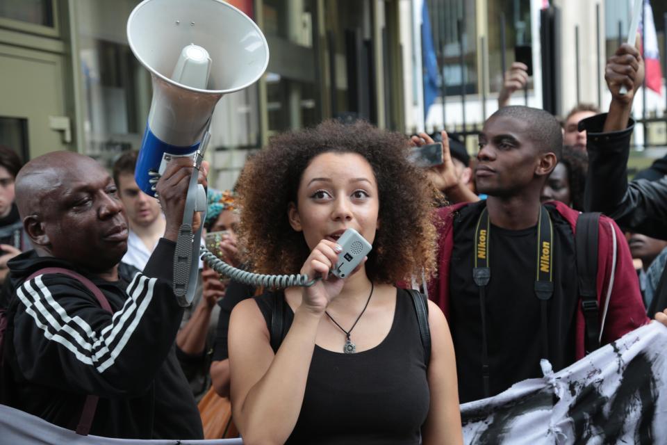 London UK. 10th July, 2016. Capres Willow the 18 year old who organized the Black Lives Matter rally speaks out side the U.S Embassy as over a thousand people gathered to demand justice. for the killing of two black men by US police. The rally titl