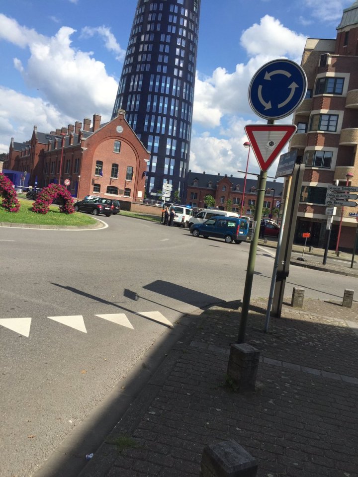 A man has stabbed two police officers near a station in the Belgian town of Charleroi. One of the officers is believed to have suffered serious wounds