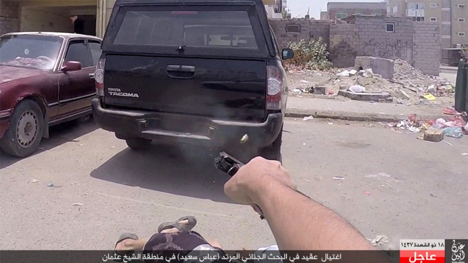 The executioner shoots his victim one more time before making off. The terror group is currently trying to establish a foothold in Yemen