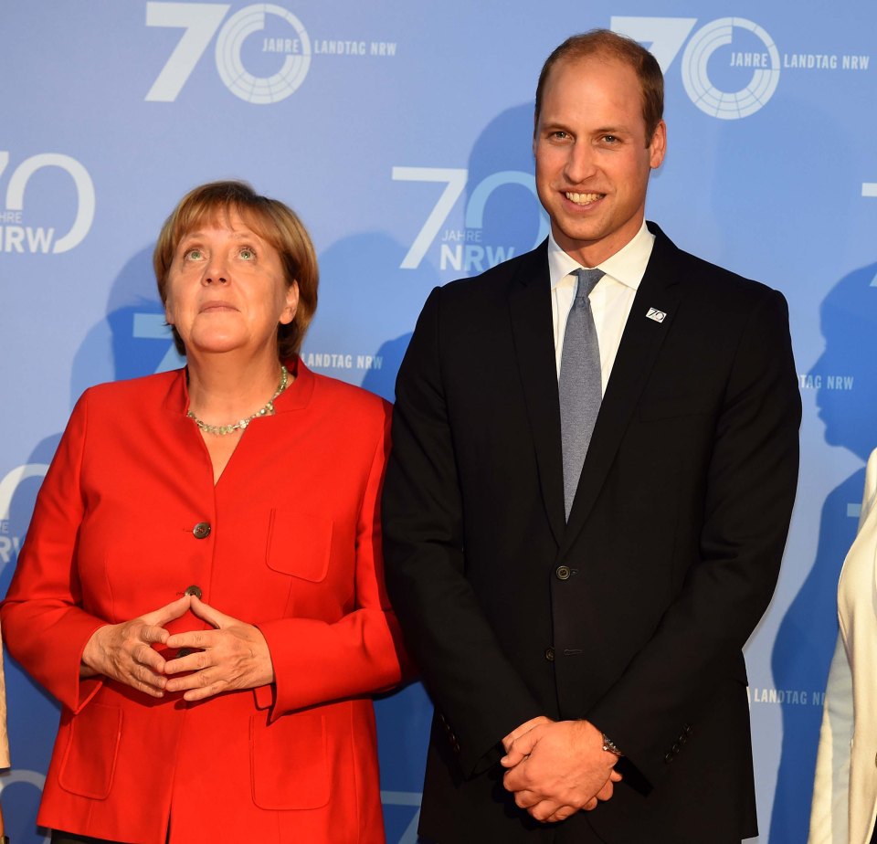 German Chancellor Angela Merkel (L) and