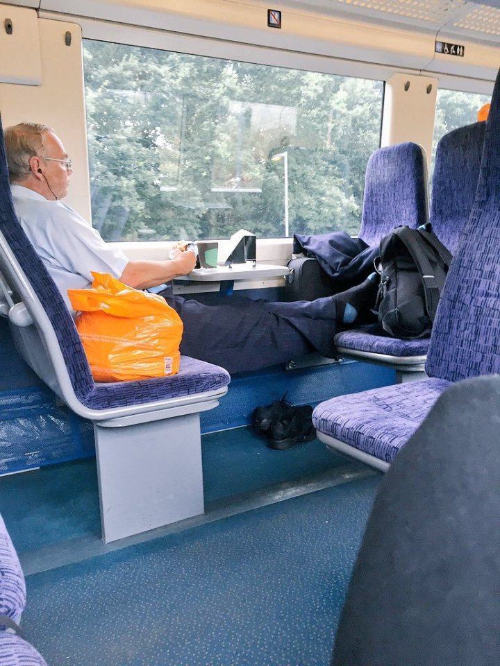 A Southeastern Trains employee was spotted relaxing with a sarnie and a cuppa with his 'smelly' feet on the opposite seat