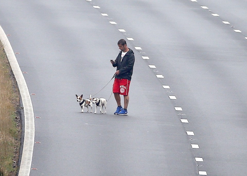 FAMEFLYNET - Thousands Of Cars Caravans And Lorries Were Stuck On The M5 in Somerset