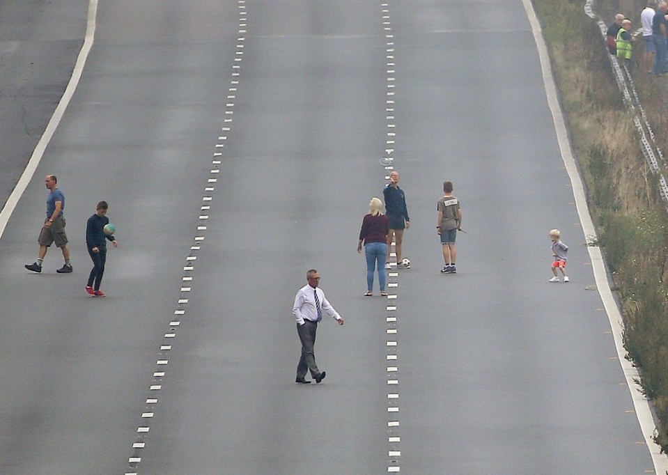 FAMEFLYNET - Thousands Of Cars Caravans And Lorries Were Stuck On The M5 in Somerset