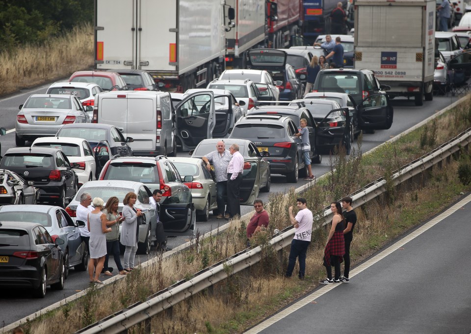 FAMEFLYNET - Thousands Of Cars Caravans And Lorries Were Stuck On The M5 in Somerset