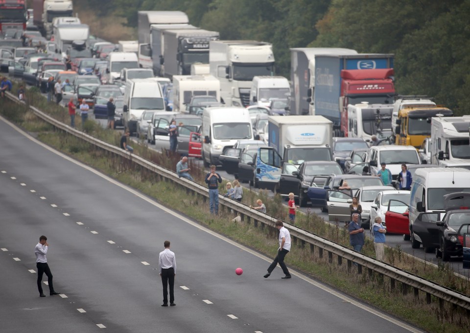 FAMEFLYNET - Thousands Of Cars Caravans And Lorries Were Stuck On The M5 in Somerset