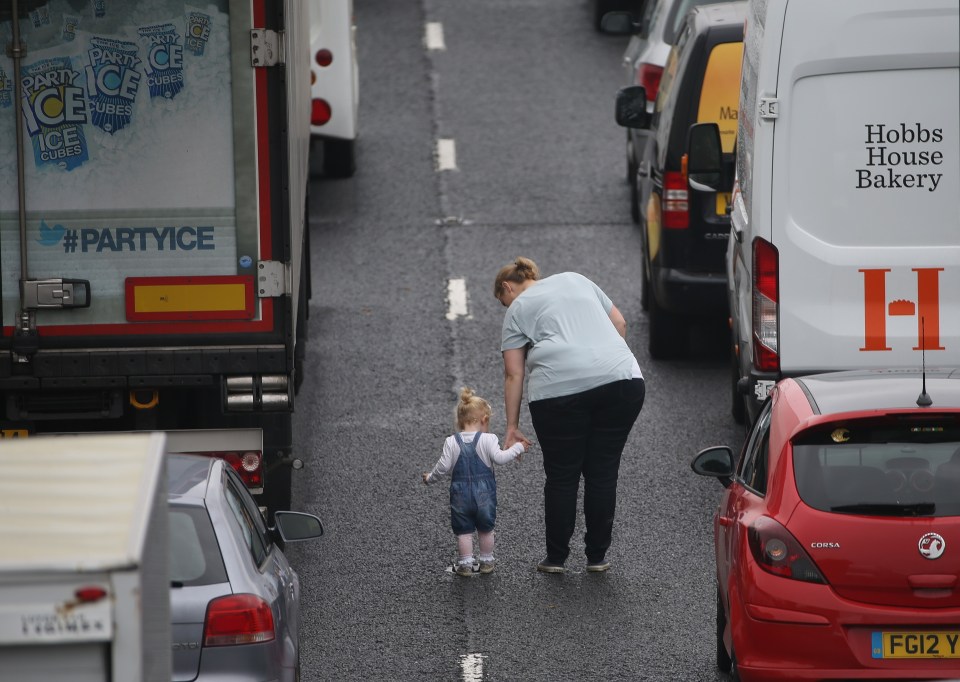 FAMEFLYNET - Thousands Of Cars Caravans And Lorries Were Stuck On The M5 in Somerset