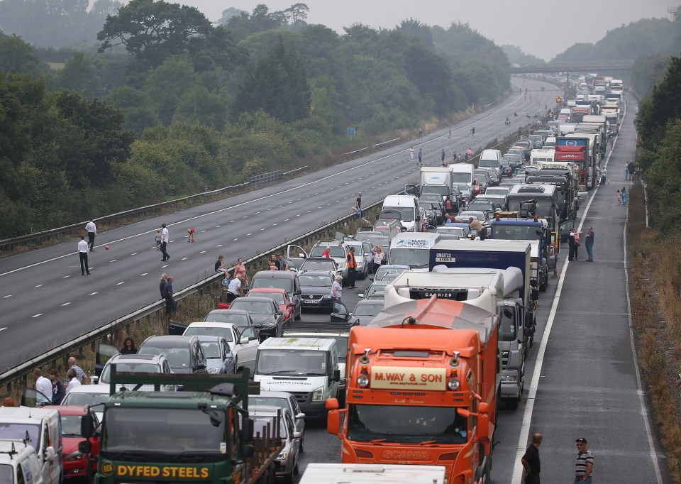 FAMEFLYNET - Thousands Of Cars Caravans And Lorries Were Stuck On The M5 in Somerset