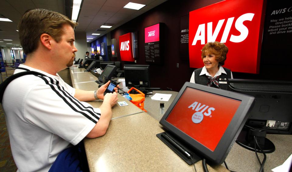 Mar. 30, 2011 - Tampa, FL, USA - SKIP O'ROURKE | Times.TP_336596_OROU_TIA 2 of 4 (03/30/2011)(Tampa, FL) Avis customer service representative Anita Bailey assists Marc Lefebvre of Monson Massachusetts with a rental car. (cq, both from subjects, NOTE