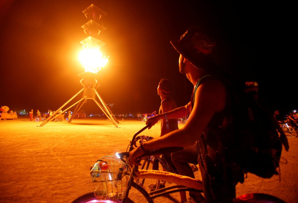 Spire of Fire ... Cycling burners stand in awe at lit artwork