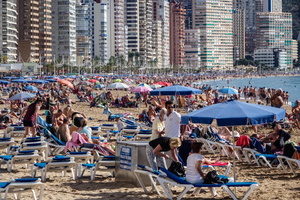 Benidorm,Spain. 5th November, 2015.Spanish weather. Tourists crowd the beach in the late holiday season as temperatures reached 26C in the shade today. Many people took to the sea to cool down whilst others packed the many beach bars in this popular