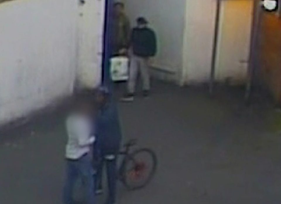 Police release CCTV of violent mugging as gang of five batter and rob two teens - MET 160825.00_00_38_22.Still004